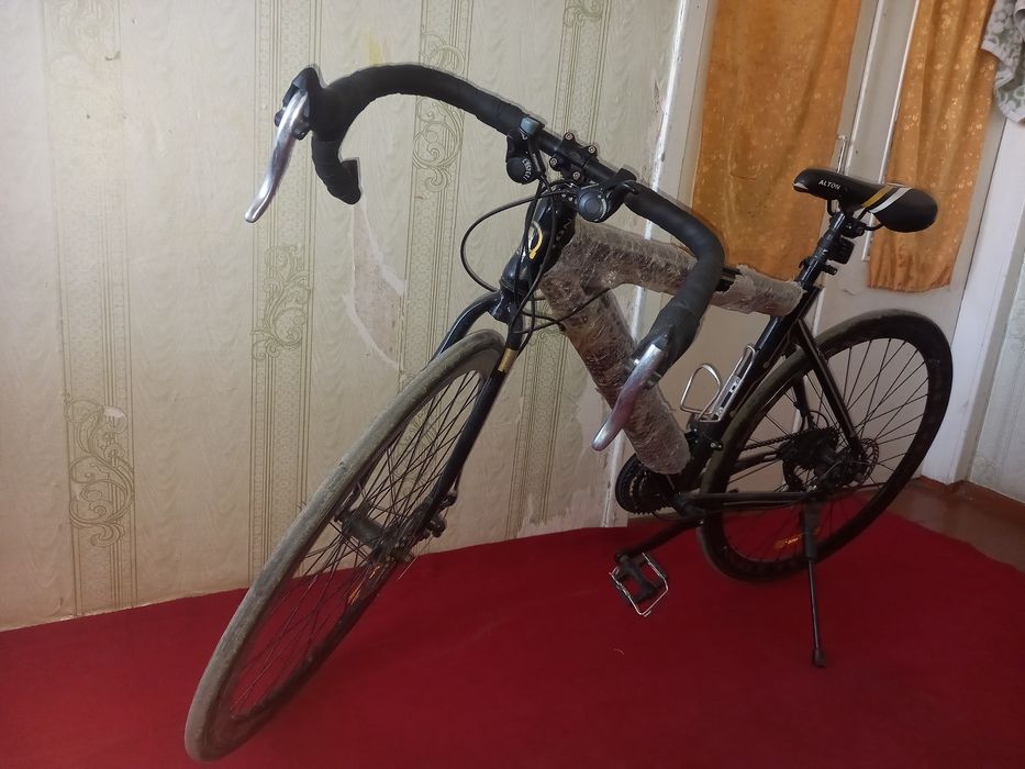 Velosiped yangiday bi ikki marta minilgan shundan keyin uyda turibdi.