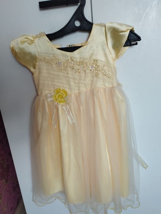 Продам нарядные платья на 4-6 лет