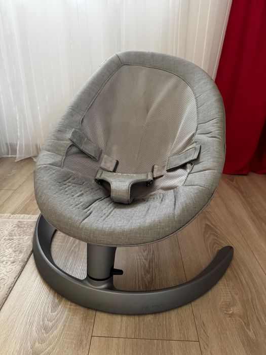 Balansoar pentru copii Nuna  confortabil, cu bara de jucarii