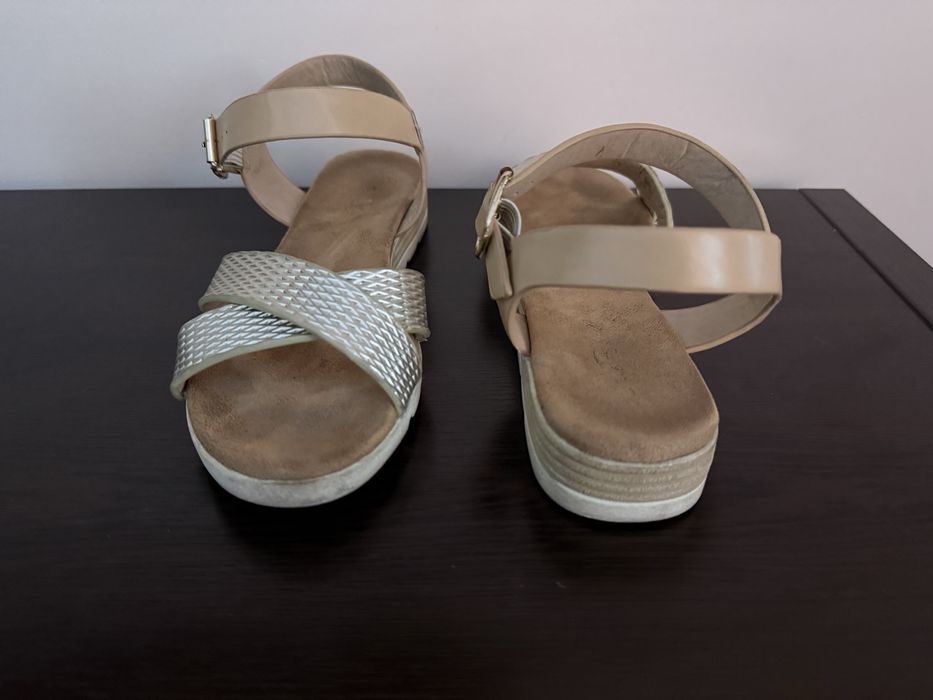 Летни сандали в бежаво