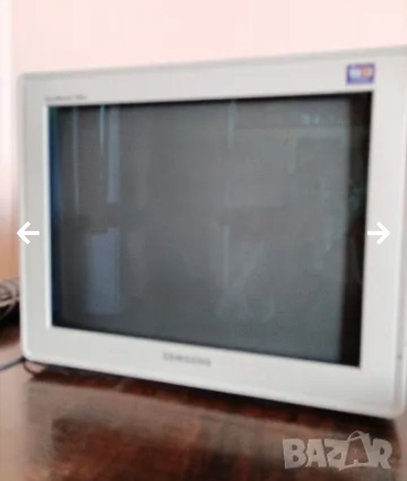 Стар компютър и монитор.