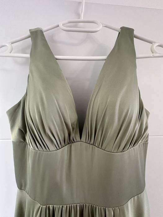 Рокля в много красив зелен цвят.