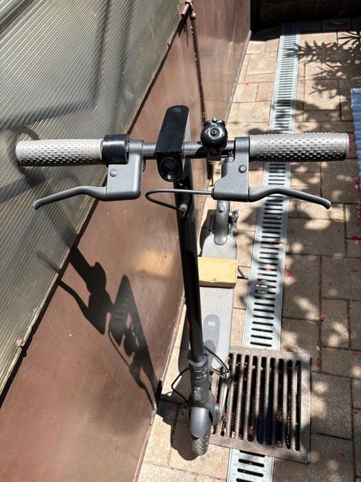 Trotinetă electrică Mi Electric Scooter 1S | Anvelope pline (fără pană) + Încărcător