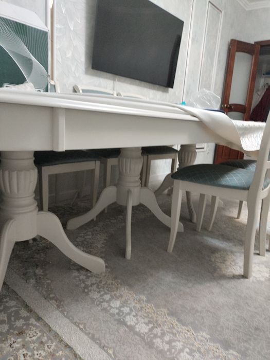 Стол и стулья хорошему состоянии