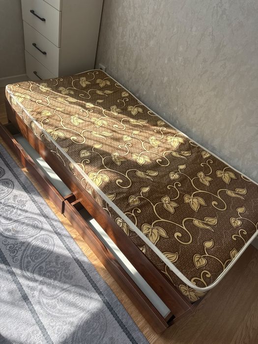 Детская кровать с задвижками б/у