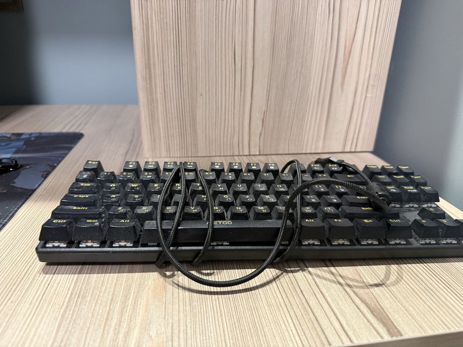 Продам игровую клавиатуру METOO, голубые свитчи, хороший отклик.