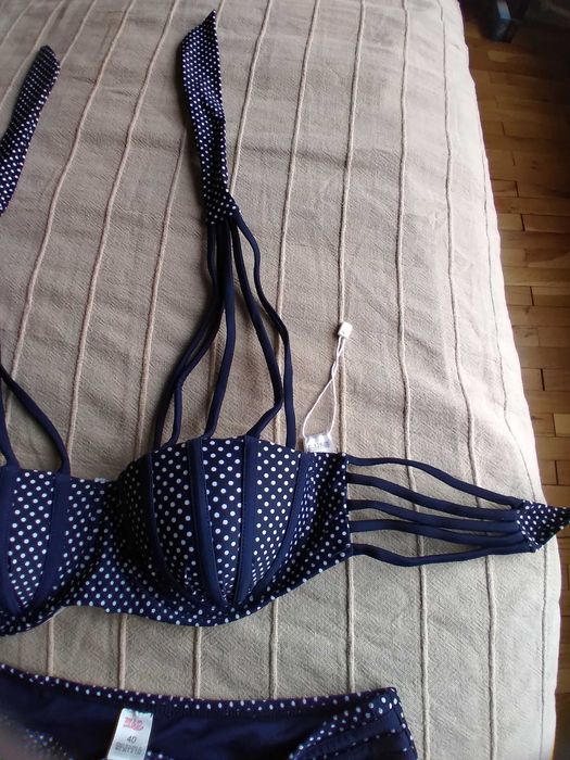 Продавам чисто нов бански костюм размер 36 EU