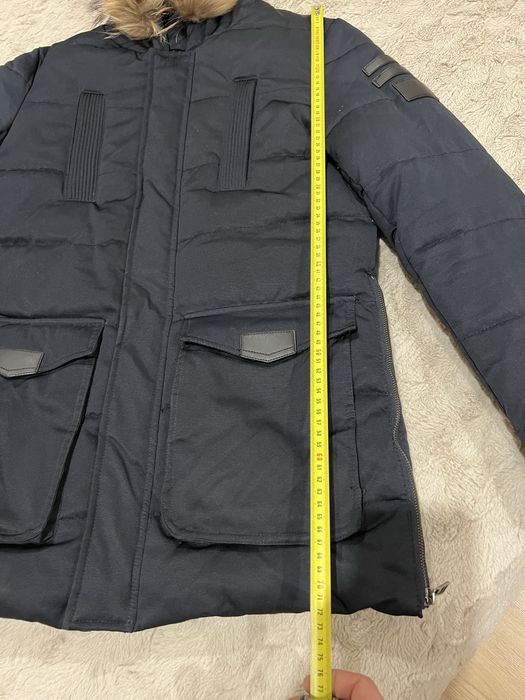 Мъжко яке с качулка и пух в син цвят.