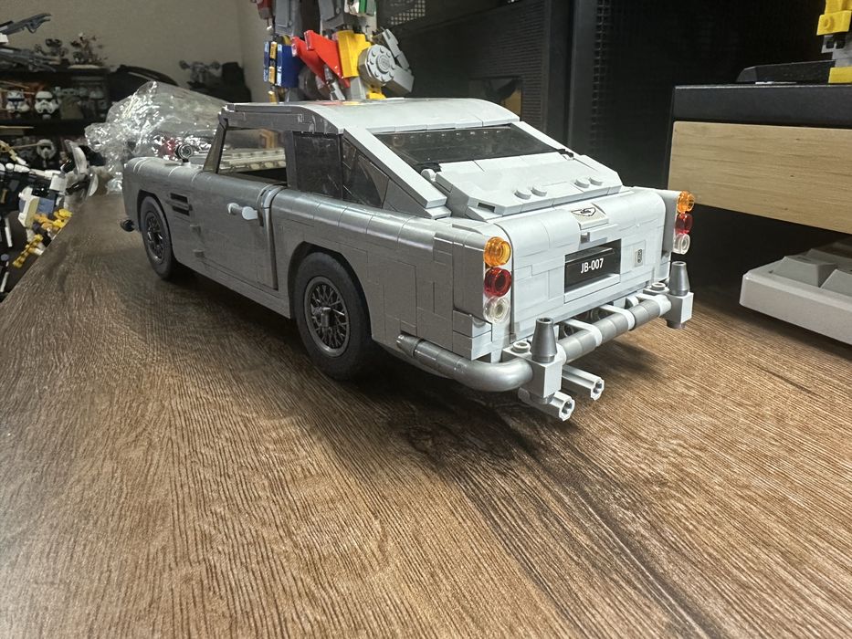 Продавам модел на Aston Martin James Bond 007