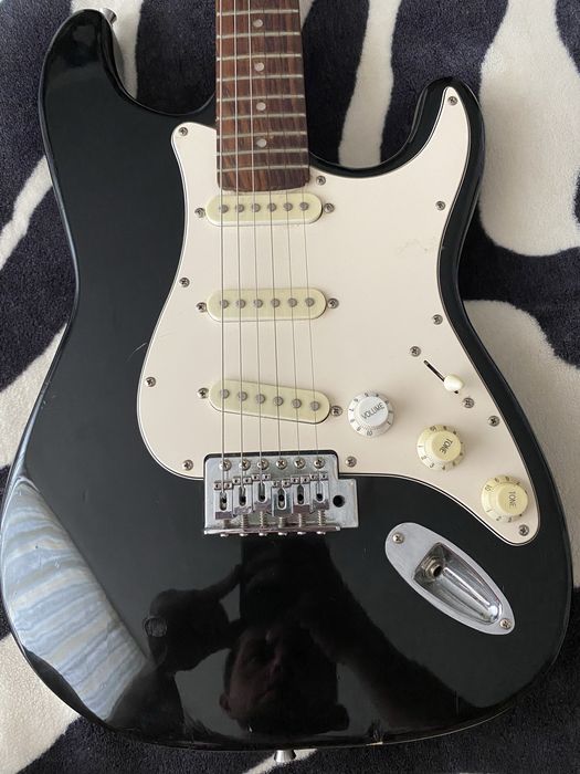 Chitara electrica stil stratocaster Cleuation