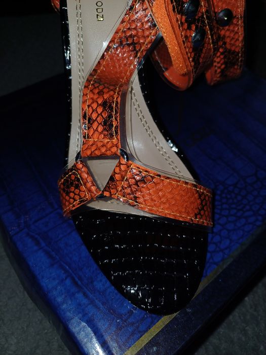 Sandale cu toc înalt de vânzare