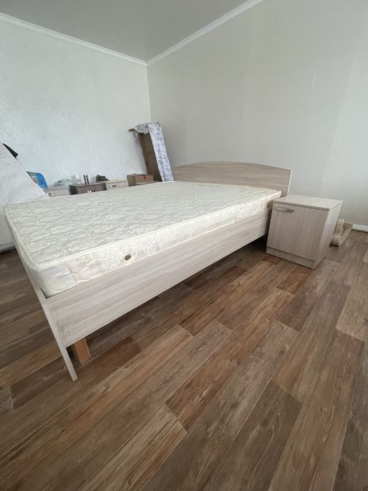 Продам кровать с матрасом и 2 тумбочки
