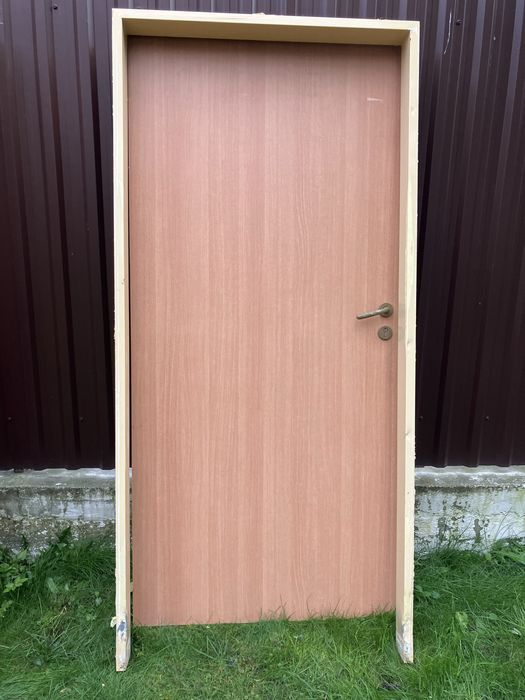 Usi MDF cu toc metalic vopsit.