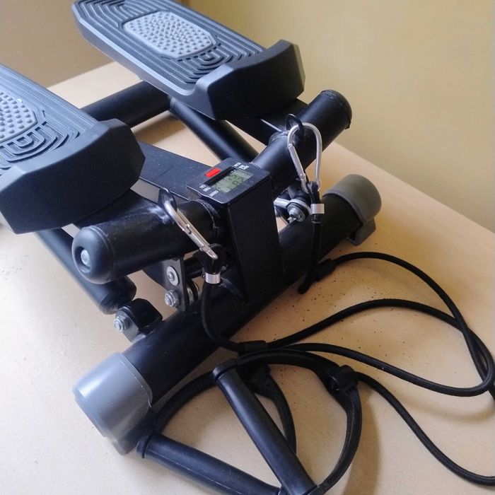 Mini stepper cu afisaj electronic si corzi elastice pentru rezistenta
