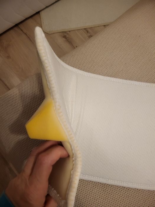 Conector din burete pentru saltele