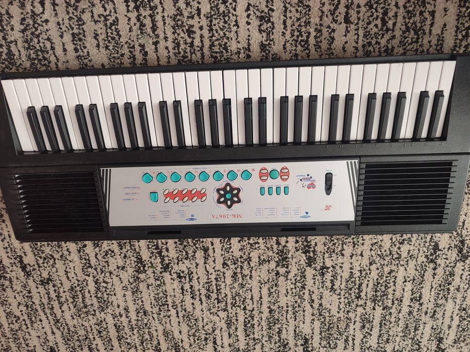 Продам синтезатор
