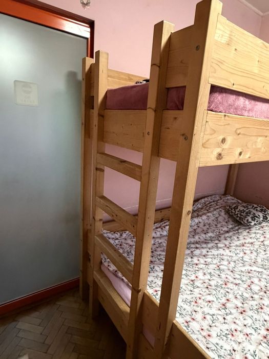 Vand pat suprapus lemn natur si saltele