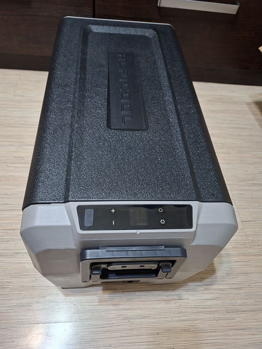 Продам автомобильный холодильник.