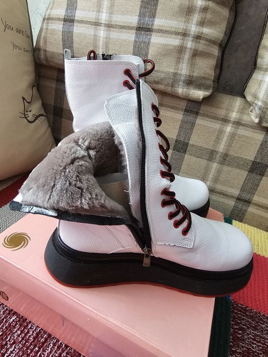 Продам женские зимние ботинки