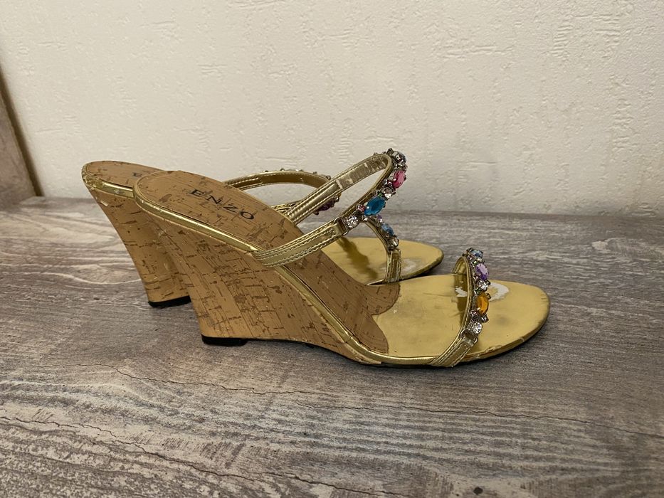 Продам босоножки