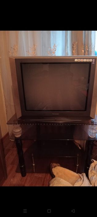 Подставка под телевизор, стеклянная в отличном мостоянии, очень прочна