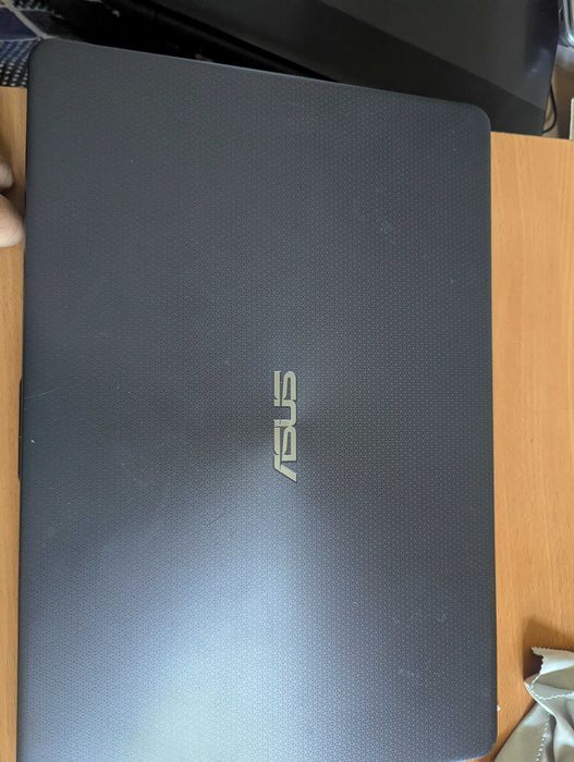 Asus x505 Ryzen 5 Vega 8