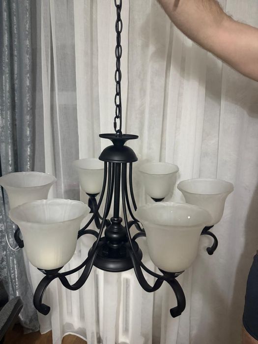 Продам люстру с шестью плафонами