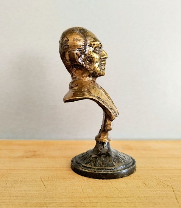 Малък бронзов бюст.