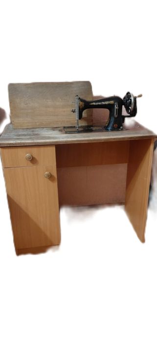 Швейная машина с тумбой