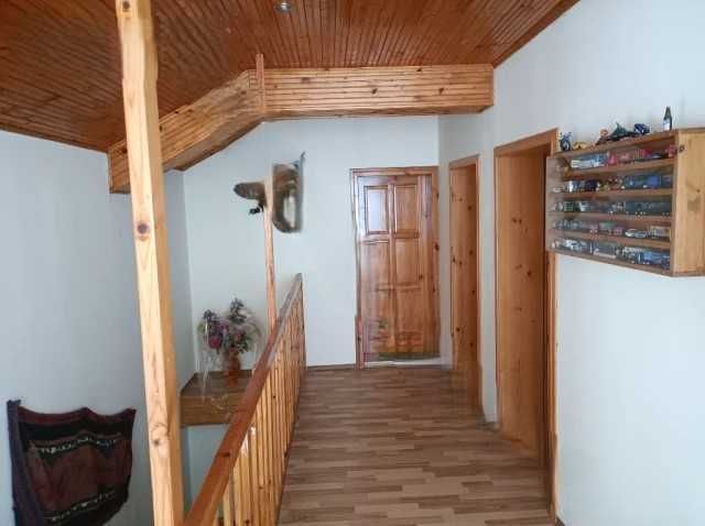 Триетажна къща в Оброчище