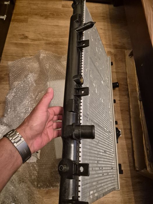Продавам радиатор за CRV 2 2.0 ръчка.