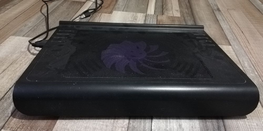 Cooler cu boxe integrate si buton de volum