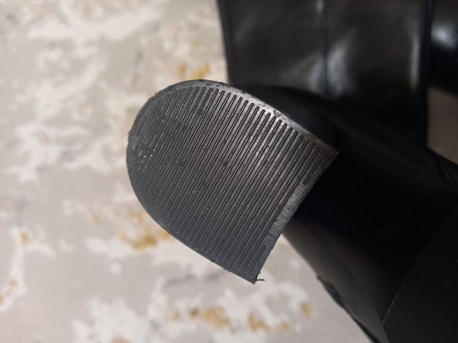 Продам зимние сапоги новые