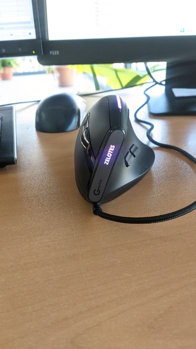 Продавам мишка вертикална Zelotes Jomaa