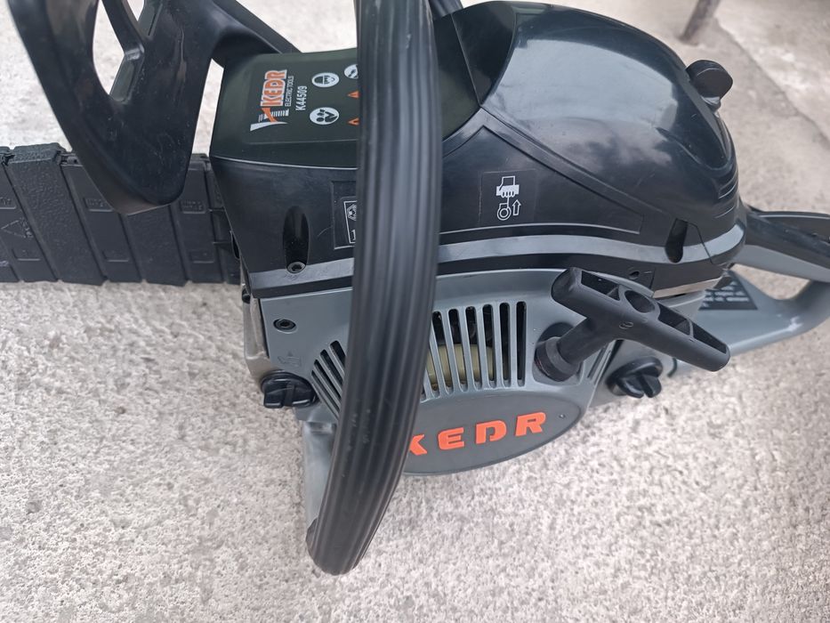 Продам бензопилу КЕДР