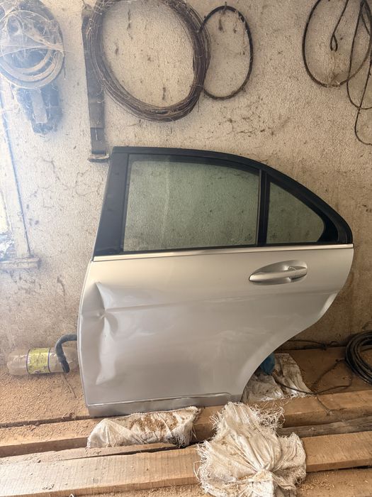 Врата на мерцедес W204