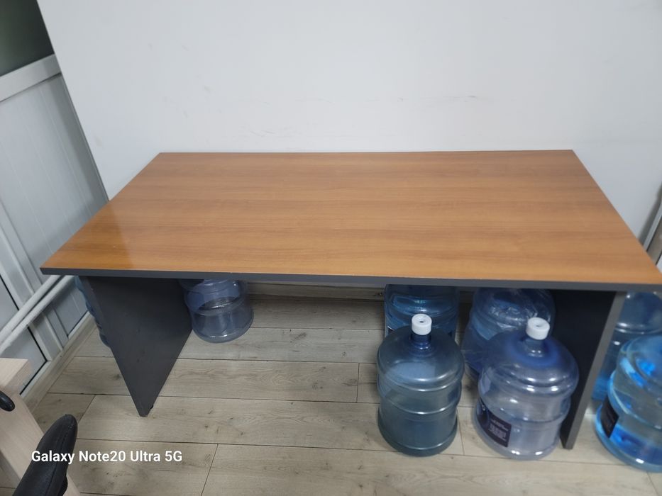 Продам стол и стулия