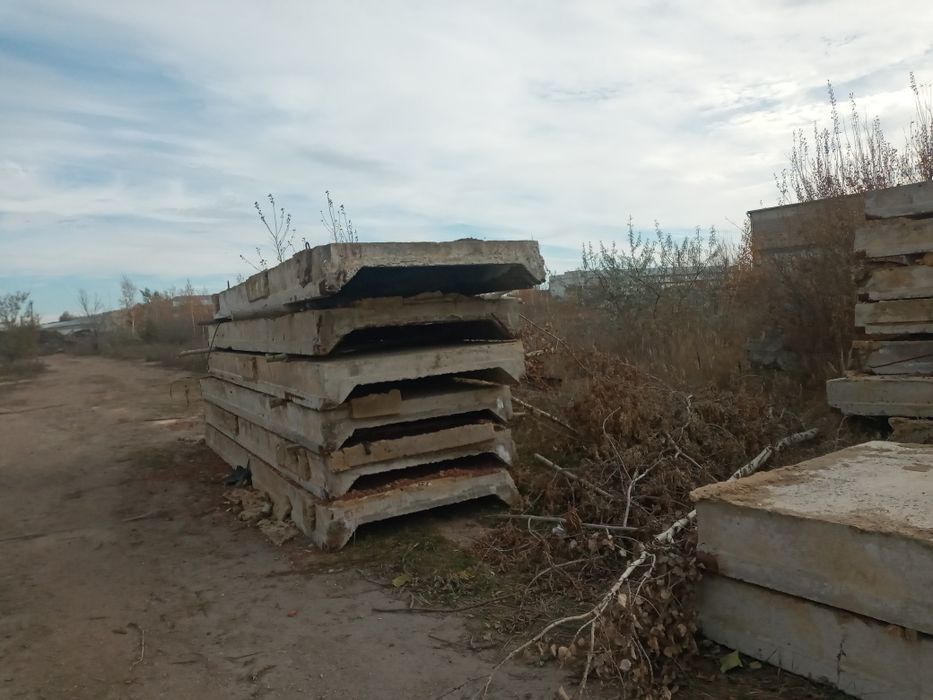 Продам плиты птк 57 на 120 и задние на разбор много различного материа