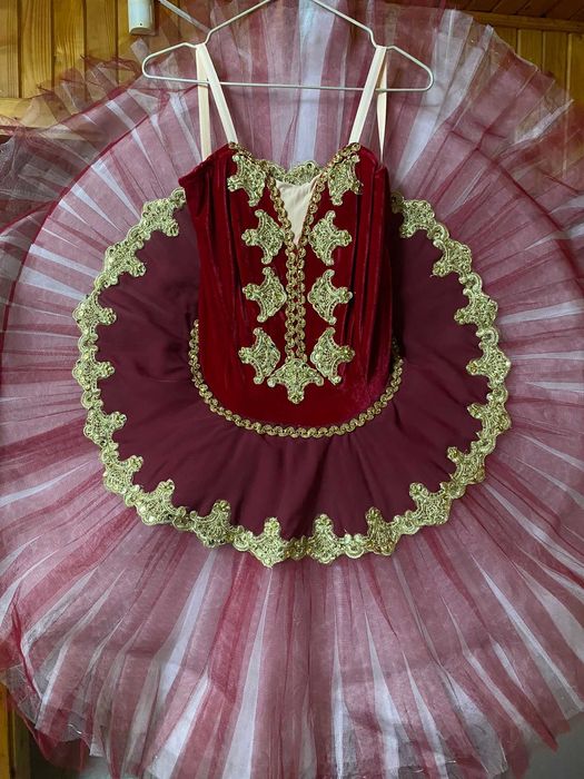 Tutu profesional de balet rosu-burgund cu dantela aurie