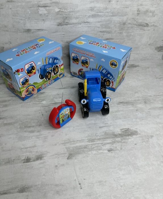 Синий трактор приставляет игрушки