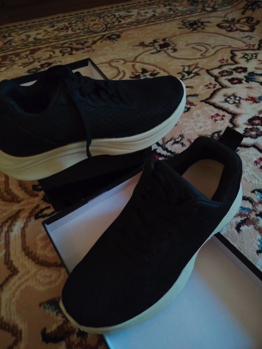 Продам чёрные кроссовки