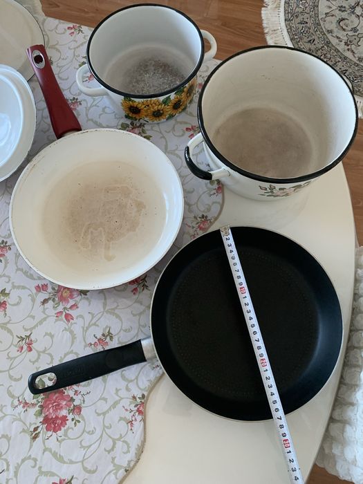 Сковородки, кастрюли.