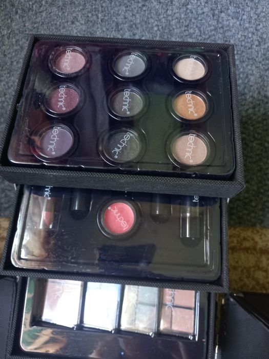 Vand trusta de machiaj