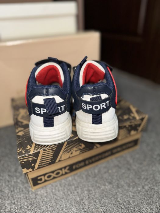 Кроссовки детские