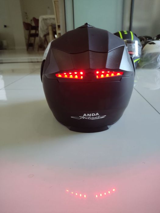 Skuter va motosikllar uchun led chiroqli kaska