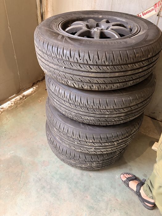 Продам шины с дисками 215/70R16