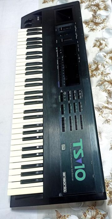 Ensoniq ts 10 sotiladi.  3-5 Versiya