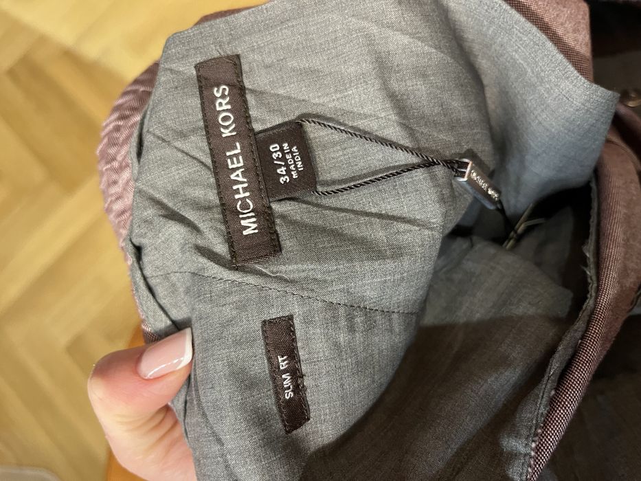 Pantaloni Michael Kors cu eticheta