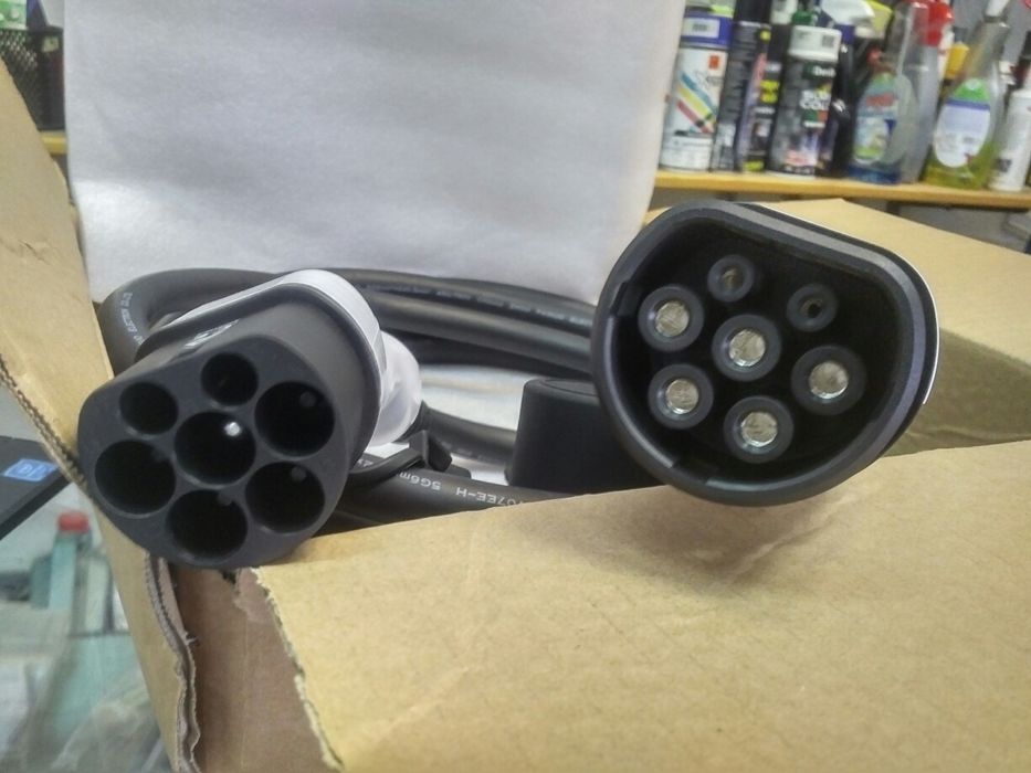 Зарядни устройства и кабели за електромобили