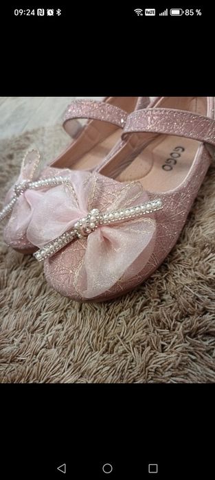 Pantofii roz pentru fetițe